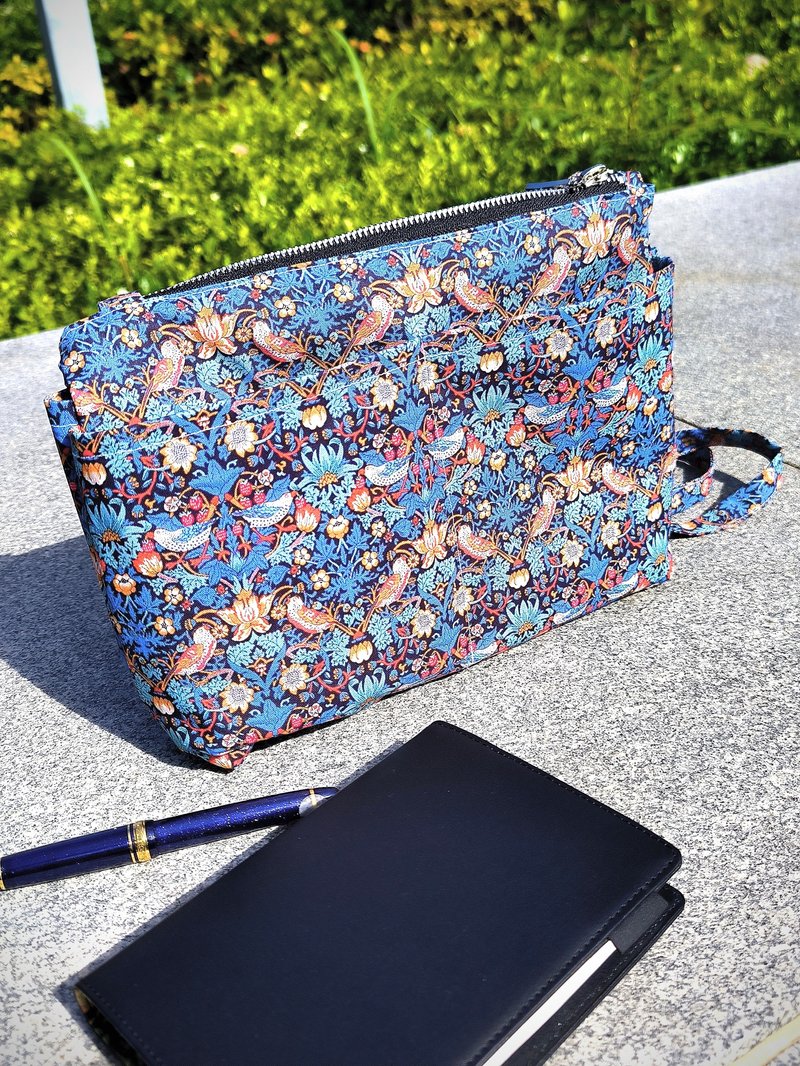 Light cotton cross-body bag travel bag Morris Strawberry Thief classic pattern - กระเป๋าแมสเซนเจอร์ - ผ้าฝ้าย/ผ้าลินิน สีน้ำเงิน