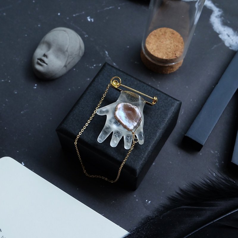 路易 小眾設計 巴洛克珍珠 古董樹脂娃娃手 鍍金胸針 - 胸針/心口針 - 樹脂 透明