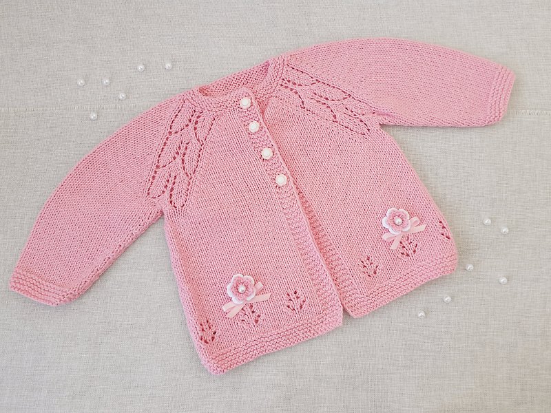 ピンクのカーディガンの女の赤ちゃん、手編みのセーターの女の子、洗礼式のカーディガンの花 - トップス・Tシャツ - コットン・麻 ホワイト