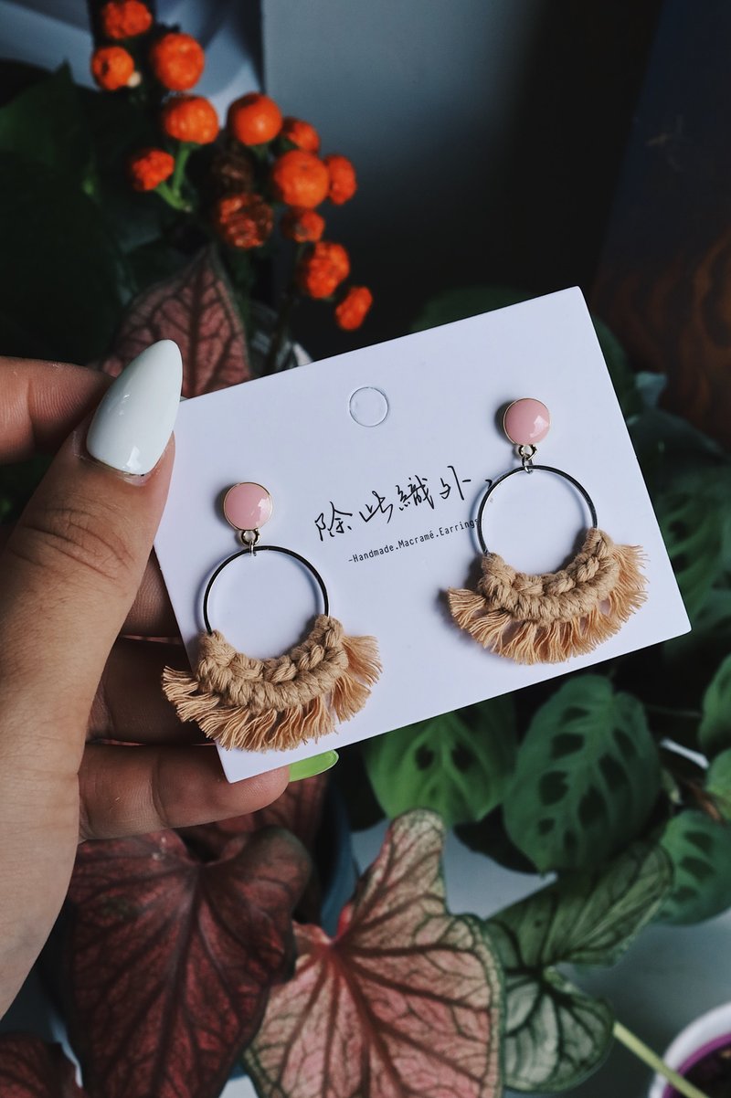 In addition to weaving light brown braided earrings handmade macrame summer Valentine's Day birthday sister Brown-002 - ต่างหู - ผ้าฝ้าย/ผ้าลินิน สีกากี