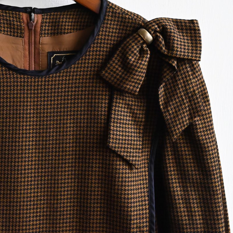 [Eggplant Vintage] Japanese-Made Bow Brooch Embellished Relaxed Light Wool Vintage Dress - ชุดเดรส - ขนแกะ สีนำ้ตาล