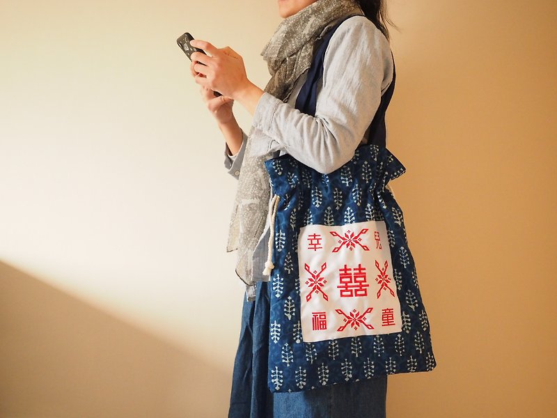 Handmade canvas bag made with vintage baby embroidery - กระเป๋าแมสเซนเจอร์ - ผ้าฝ้าย/ผ้าลินิน สีน้ำเงิน