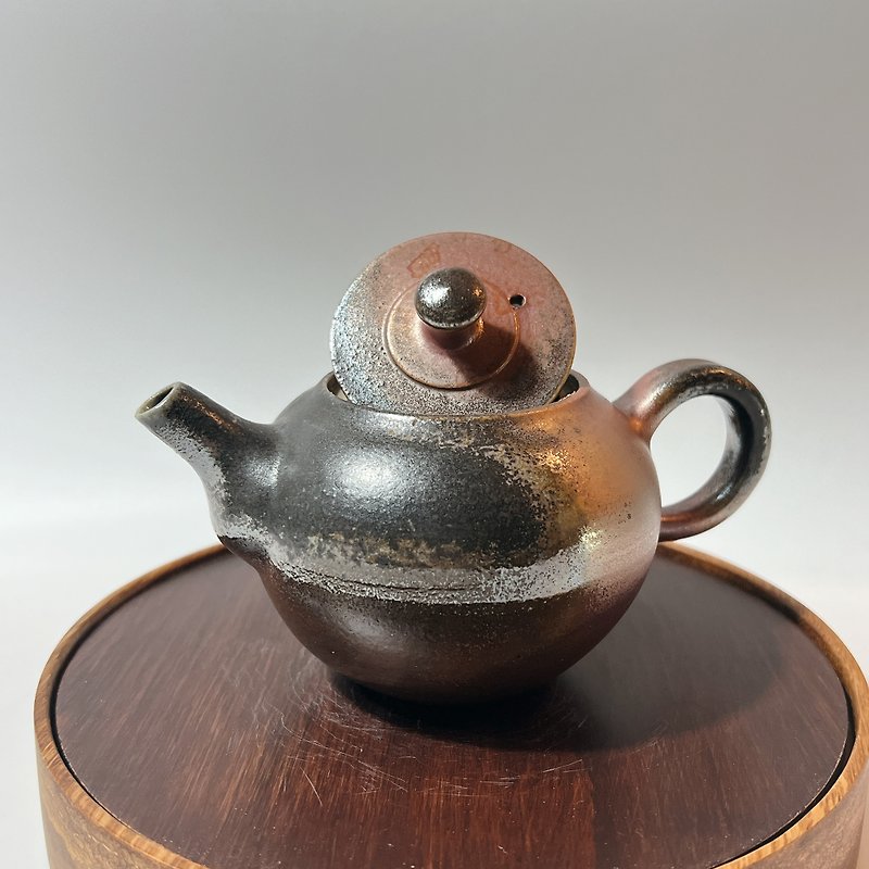 Wood-fired antique gold-colored teapot with fallen ash/Personal 150cc small teapot/Handmade by Xiao Pingfan - Teapots & Teacups - Pottery 