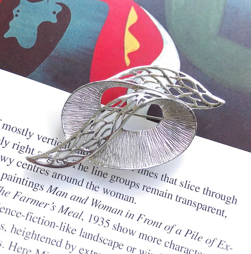 Vintage Jewelry 古い時 ジュエリー CELEBRITY カーブ くり抜き 流線型 ブローチ - ピンバッジ・ピンズ - 金属 ゴールド