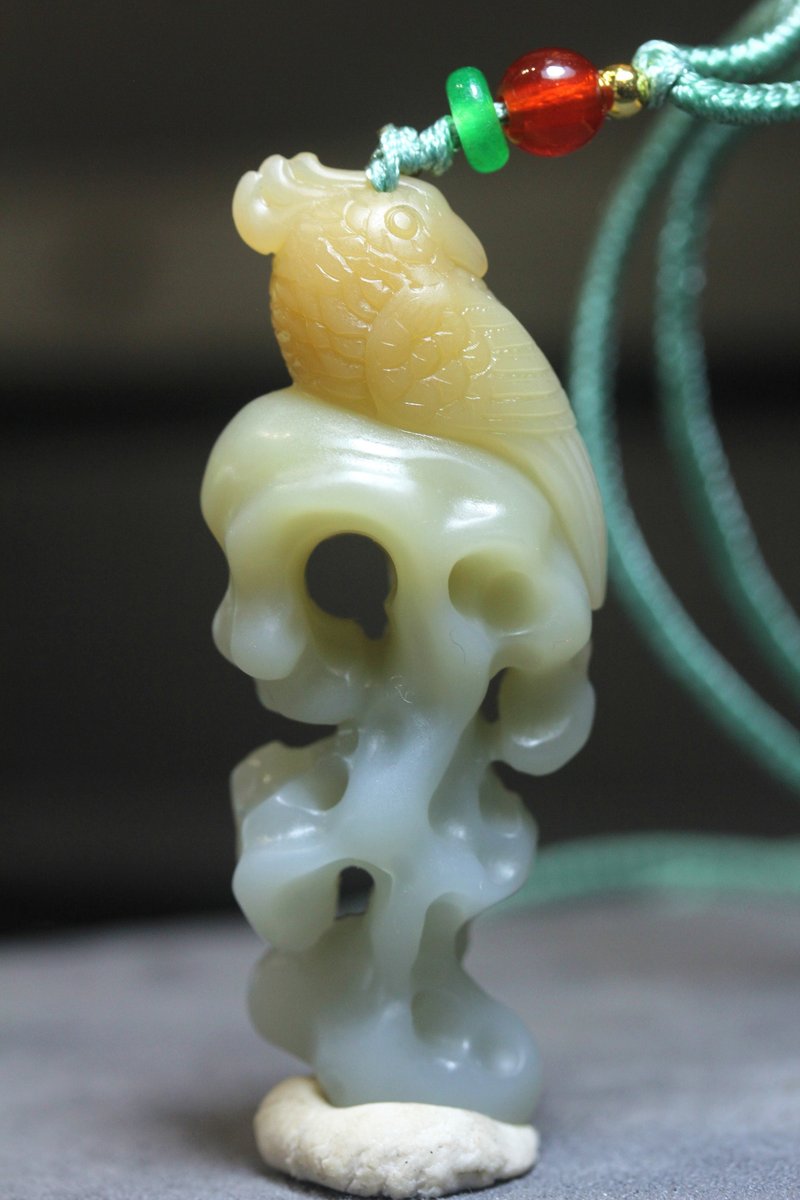 [Wise and mighty] Carved parrot Stone pendant sweater chain gift natural yellow wax Stone - Necklaces - Jade Yellow