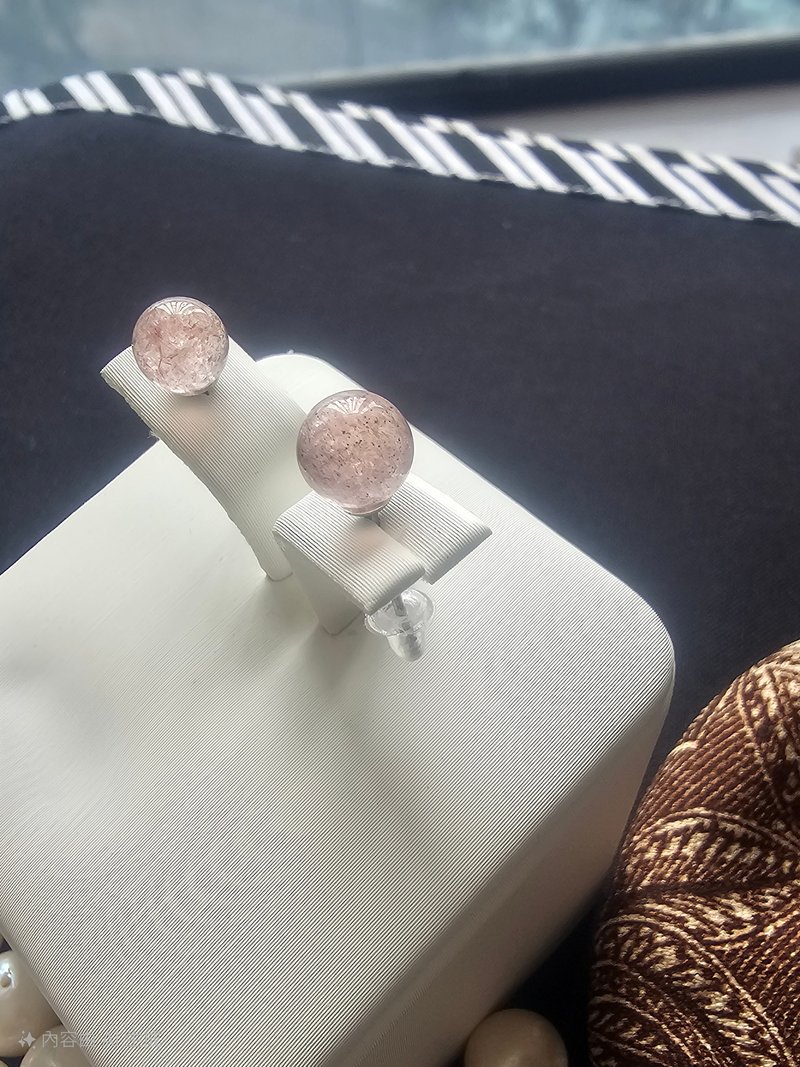 簡而美--草莓晶耳環 - 耳環/耳夾/耳骨夾 - 半寶石 粉紅色