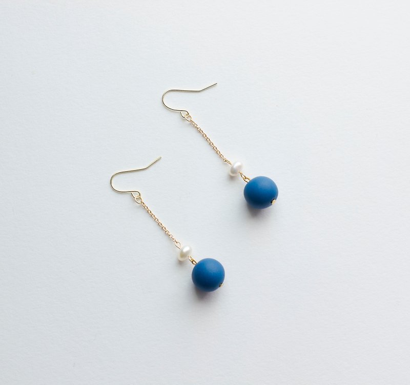 Hand made soft pottery blue ball natural pearl earrings - ต่างหู - ดินเหนียว สีน้ำเงิน