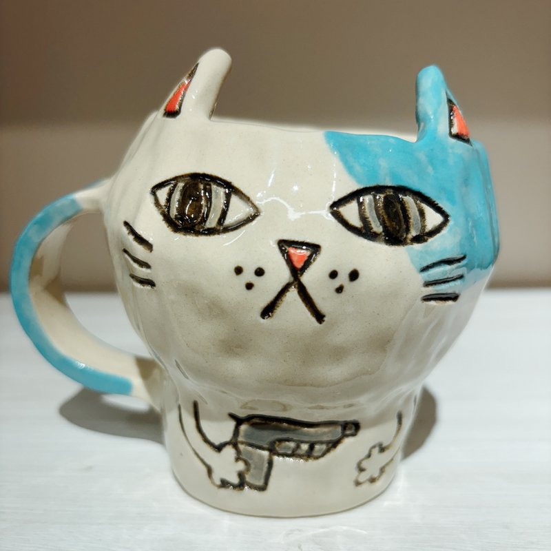 Cat with gun holding pottery cup - แก้วมัค/แก้วกาแฟ - ดินเผา 