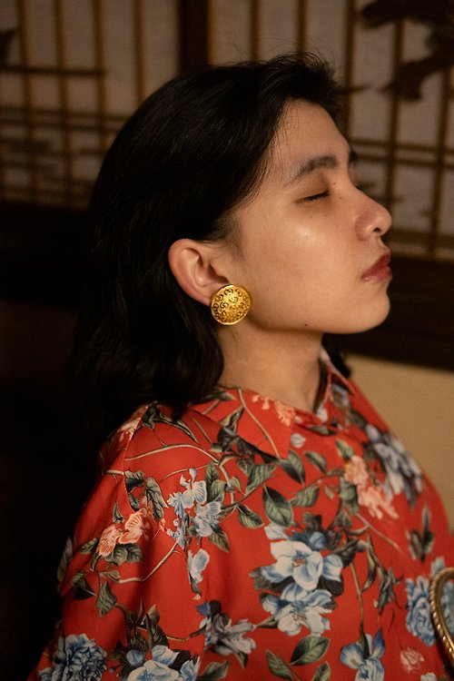 Einstellung Christian Dior 迪奧 | 金色滿月圓立體紋耳夾式耳環
