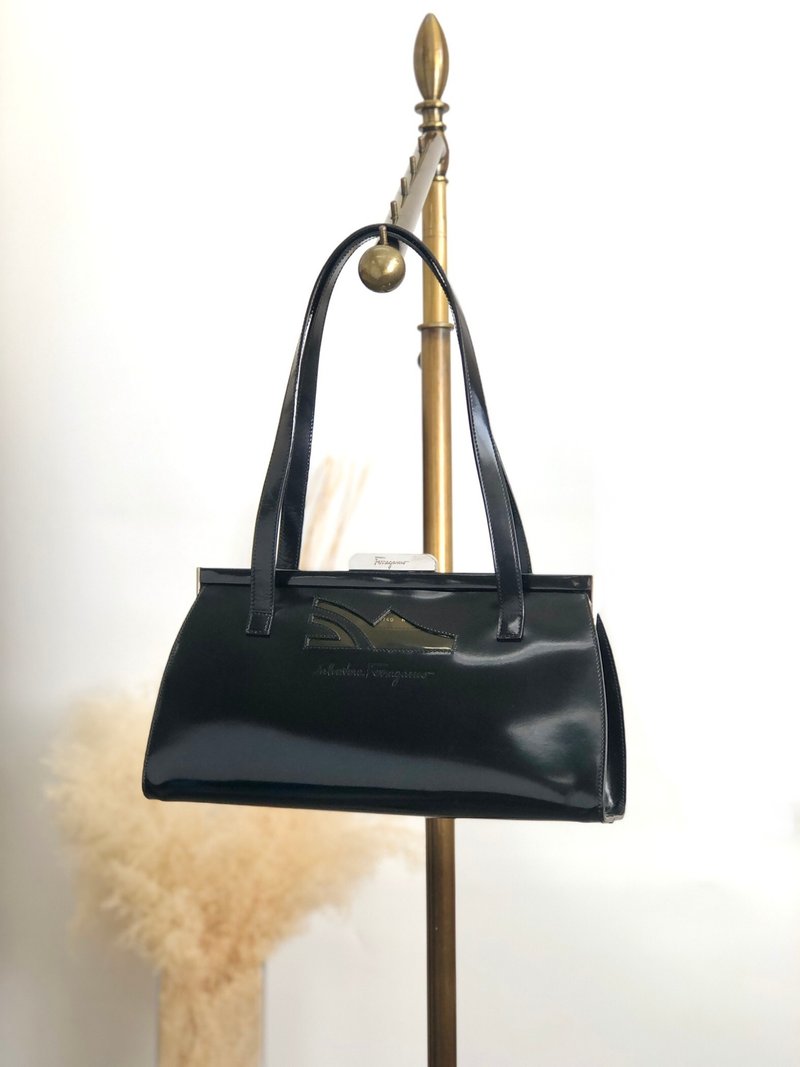 【 日本直送　名牌中古包 】Salvatore Ferragamo ハンドバッグ ブラック ロゴ エナメルレザー がま口 vintage オールド xud4yt - 手提包/手提袋 - 真皮 黑色