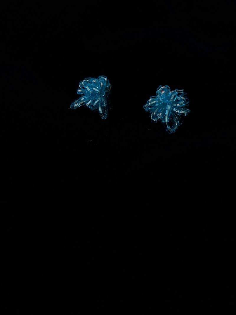 Bubble・Light Blue // Paired・Handmade Beaded Earrings - ต่างหู - แก้ว สีนำ้ตาล