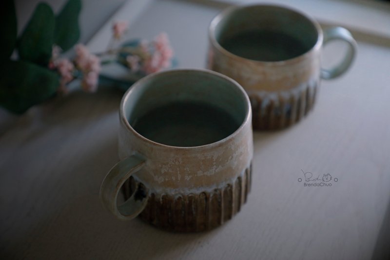 Engraved Earth-tone Coffee Cup - แก้วมัค/แก้วกาแฟ - ดินเผา 