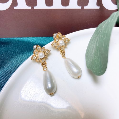 挪亞方舟古董飾品 Vintage Jewelry 【西洋古董飾品】華麗 珍珠感垂墜晃動 萊茵鑲嵌花卉 耳環耳針