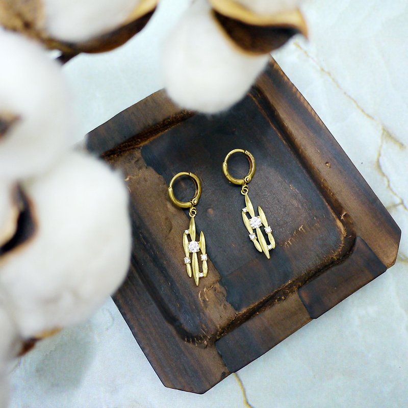 Brass irregular line earrings - ต่างหู - โลหะ สีทอง