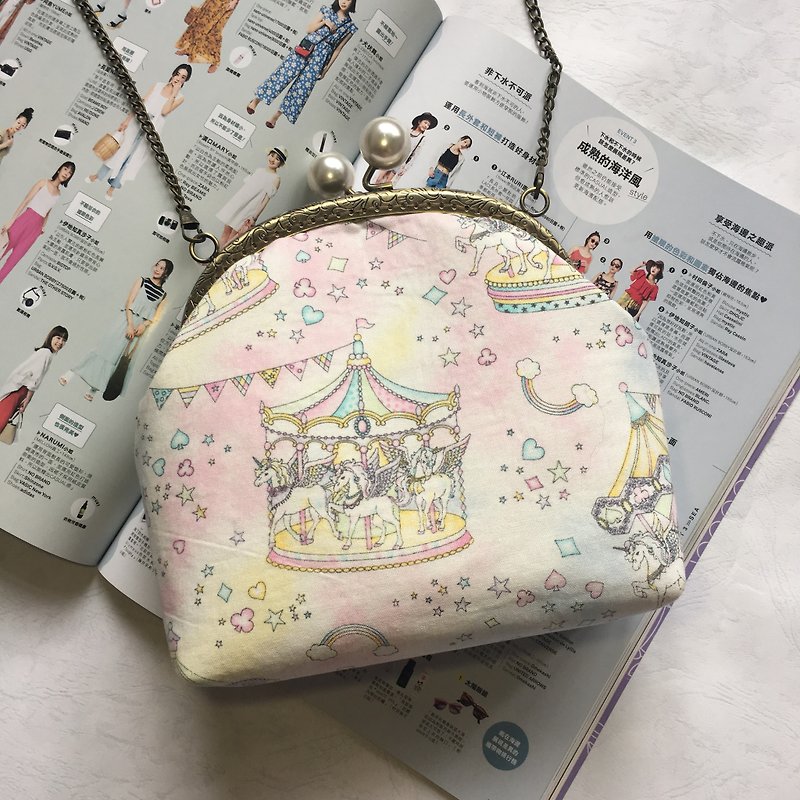 Merry Go Around Kisslocked Bag 16cm Size Girlskioku - กระเป๋าแมสเซนเจอร์ - ผ้าฝ้าย/ผ้าลินิน 