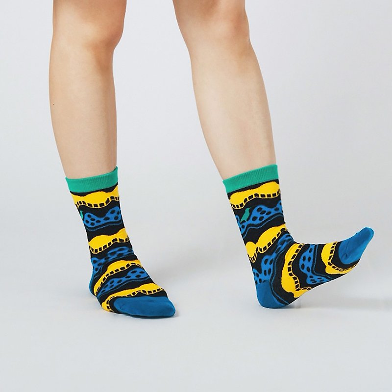 Wave Black Unisex Crew Socks | Yu Square x inBlooom | Comfortable fun socks - ถุงเท้า - ผ้าฝ้าย/ผ้าลินิน สีดำ
