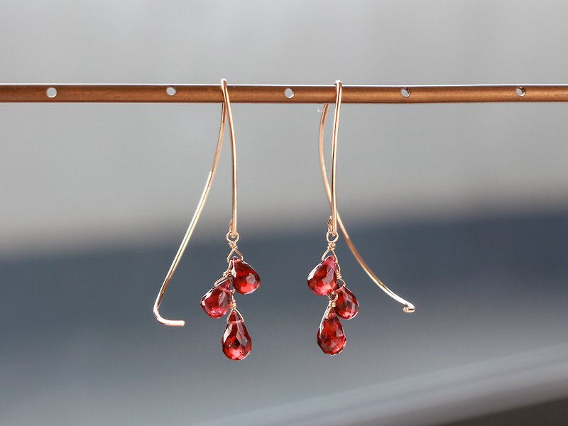 14kgf- garnet half curl pierced earrings - Earrings & Clip-ons - Gemstone Red