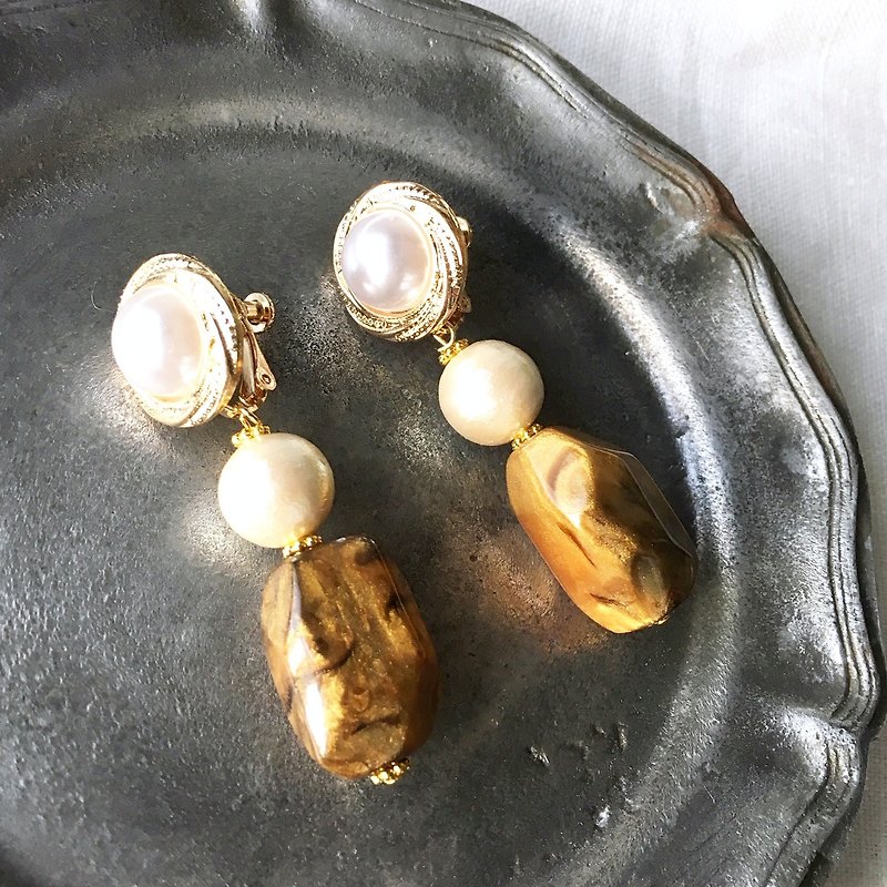 White pearls with Gold rock earrings - 耳環/耳夾 - 塑膠 金色