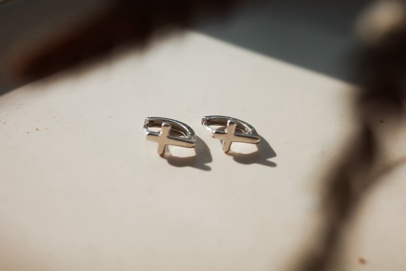 環狀十字架耳環 - 耳環/耳夾/耳骨夾 - 其他金屬 銀色