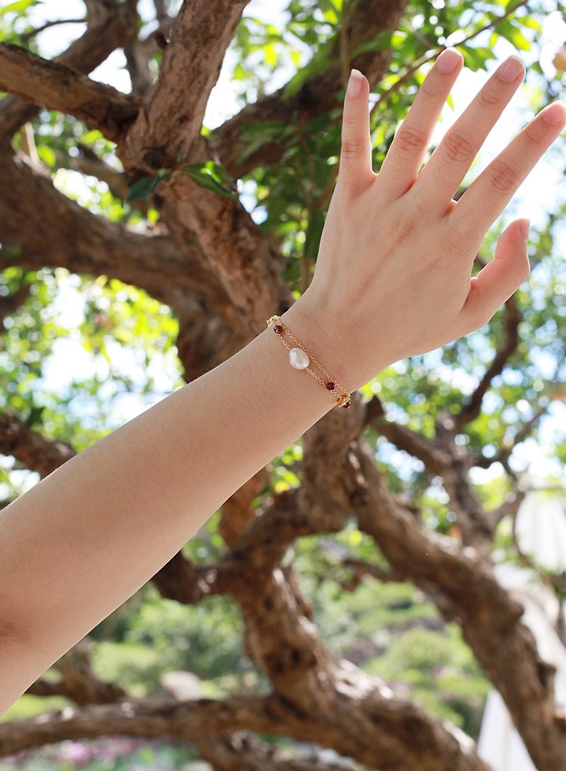 Miss Queeny Original | Cardamom Natural Garnet Baroque Shaped Pearl Double Bracelet - สร้อยข้อมือ - โลหะ สีทอง