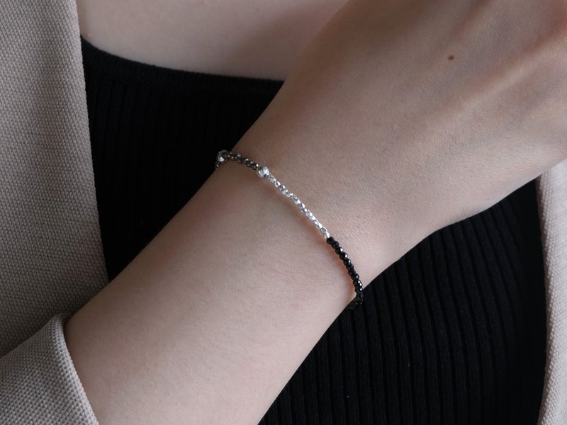 svart og pýrít bracelet 天然石ブラックスピネル パイライト/シルバー　ビーズブレスレット　黒 アースカラー - ブレスレット - 宝石 ブラック