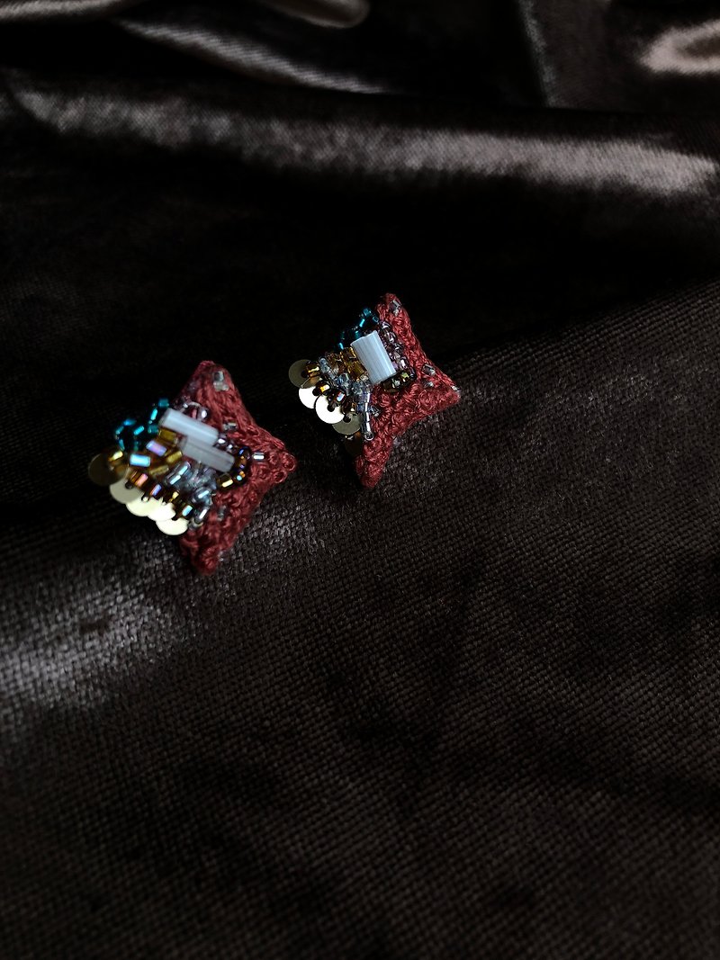 Fragments of Missing-Lotus Red // Paired・Hand-stitched Embroidered Earrings - Earrings & Clip-ons - Thread White