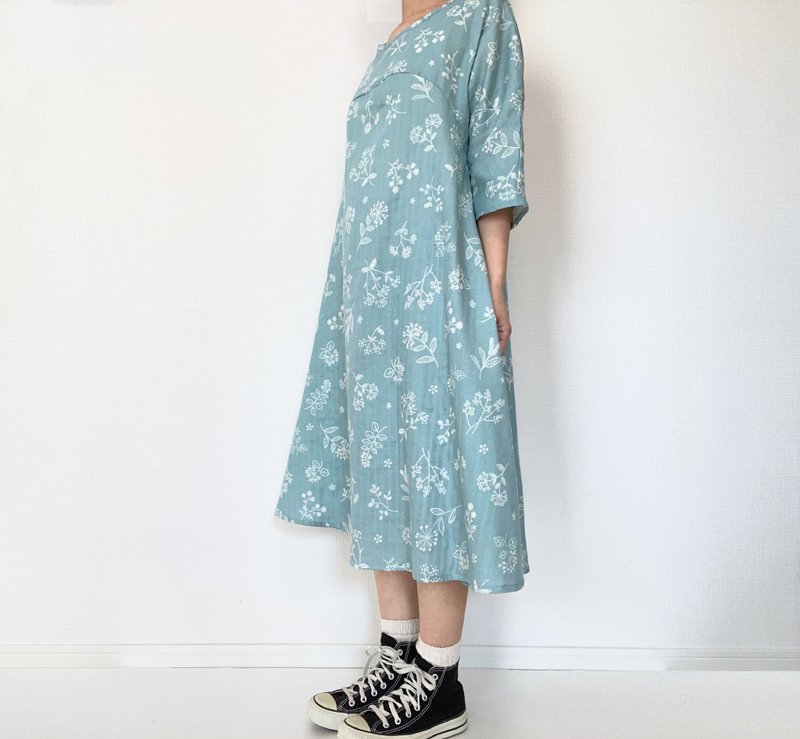 Flower pattern double gauze dress　blue - ชุดเดรส - ผ้าฝ้าย/ผ้าลินิน สีน้ำเงิน