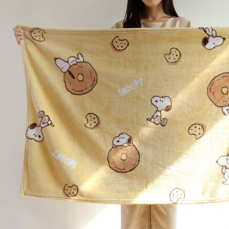 Peanuts Snoopy Blanket Donut-Snoopy Air Conditioning Blanket Warm Blanket Four Seasons Blanket Flannel - ผ้าห่ม - เส้นใยสังเคราะห์ หลากหลายสี