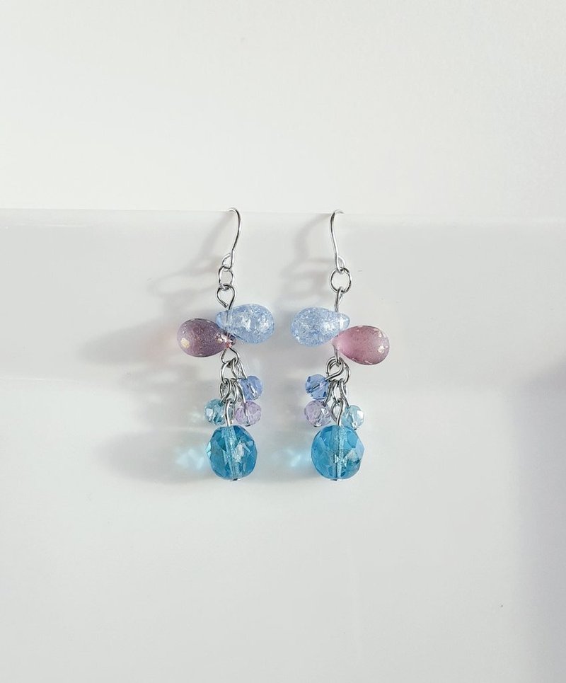 Czech beads swaying, small jingling earrings made of drops and glass beads, Czech beads, aqua blue, birthday gift, glass beads, can be changed to allergy-friendly earrings or Clip-On - ต่างหู - แก้ว สีน้ำเงิน