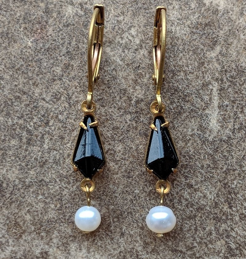 Black Vintage Glass Freshwater Pearl Earrings - ต่างหู - โลหะ 