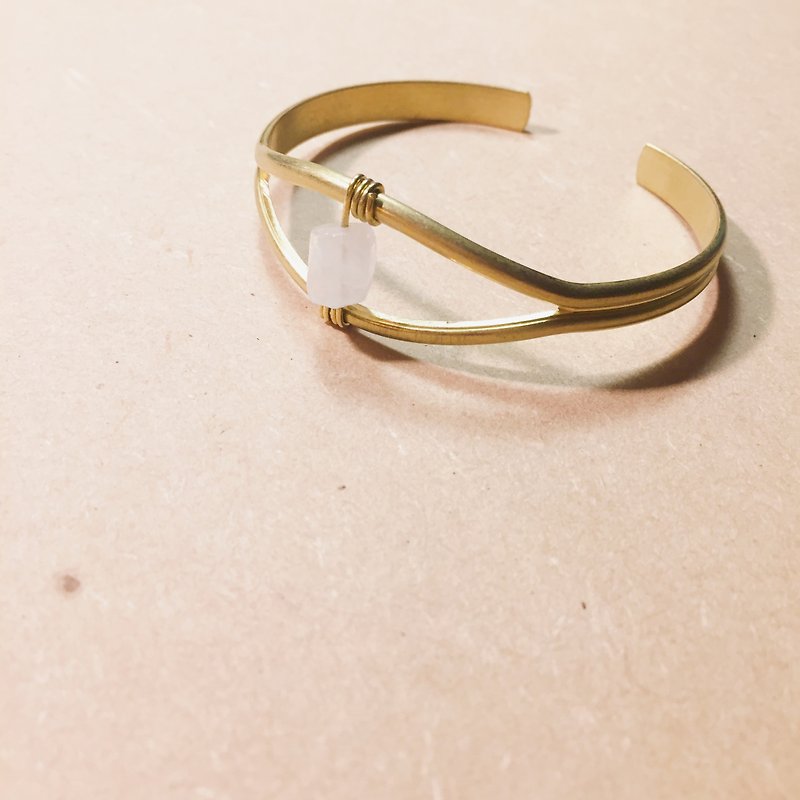 Bronze eye-shaped bracelet Moonstone - สร้อยข้อมือ - ทองแดงทองเหลือง สีทอง