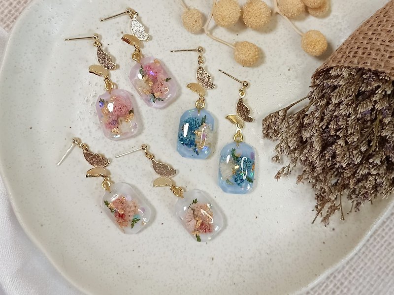 Dried Flower Resin Earrings with Butterfly pendant - 耳環/耳夾 - 樹脂 多色