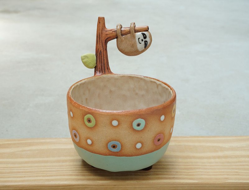 Sloth plant pot , handmade ceramic. - 花瓶/花器 - 陶 多色
