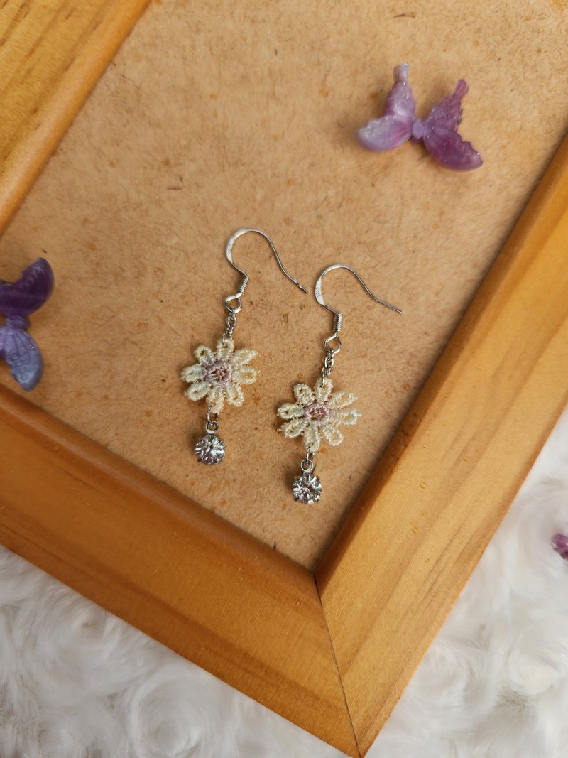 【花片蕾絲系列】淡雅清心耳環-水鑽款(純銀耳針/手工漸層染色) - 耳環/耳夾/耳骨夾 - 其他材質 