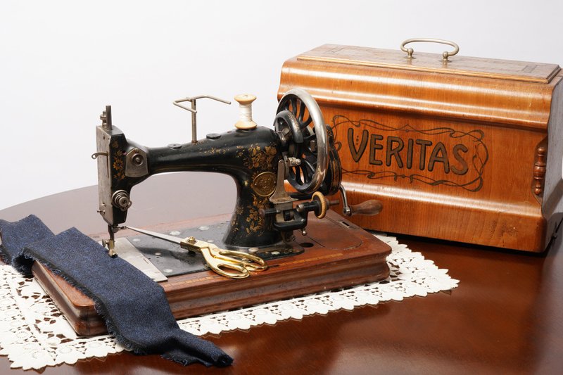 Vintage Veritas sewing machine manufactured by Clemens Muller, Dresden, Germany - ของวางตกแต่ง - โลหะ สีดำ