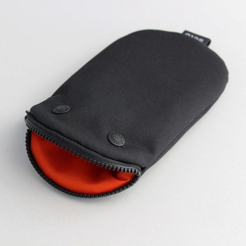 The creature iPhone case　Pencil case　Oval　Black - กระเป๋าเครื่องสำอาง - เส้นใยสังเคราะห์ สีดำ