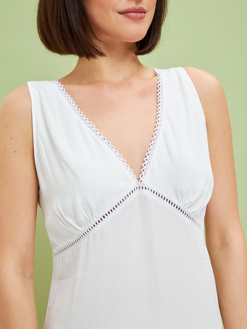 White light romantic lace nightgown with V-neck made of breathable viscose in a - ชุดนอน/ชุดอยู่บ้าน - วัสดุอื่นๆ ขาว