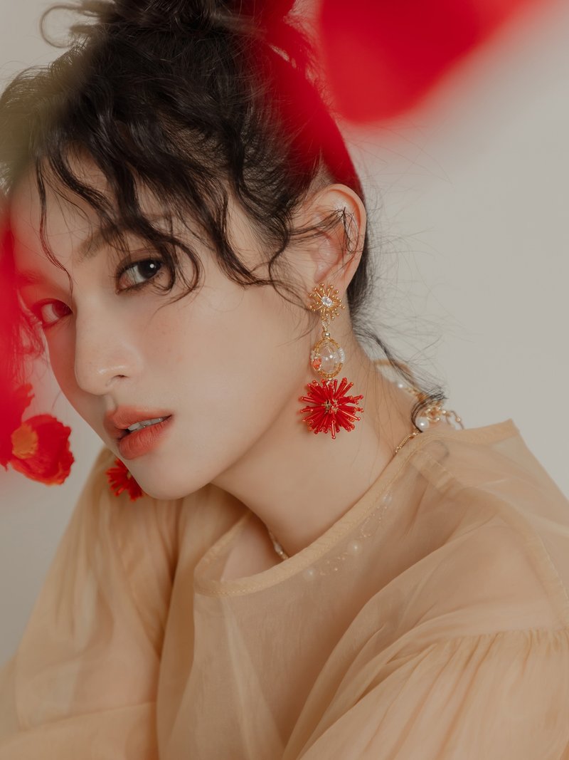 A Bouquet of Blossoms and Berries. (2-Way) MUCHAT Handmade 14KGP Firework Glass Orb Sterling Silver Post Earrings - ต่างหู - โลหะ หลากหลายสี