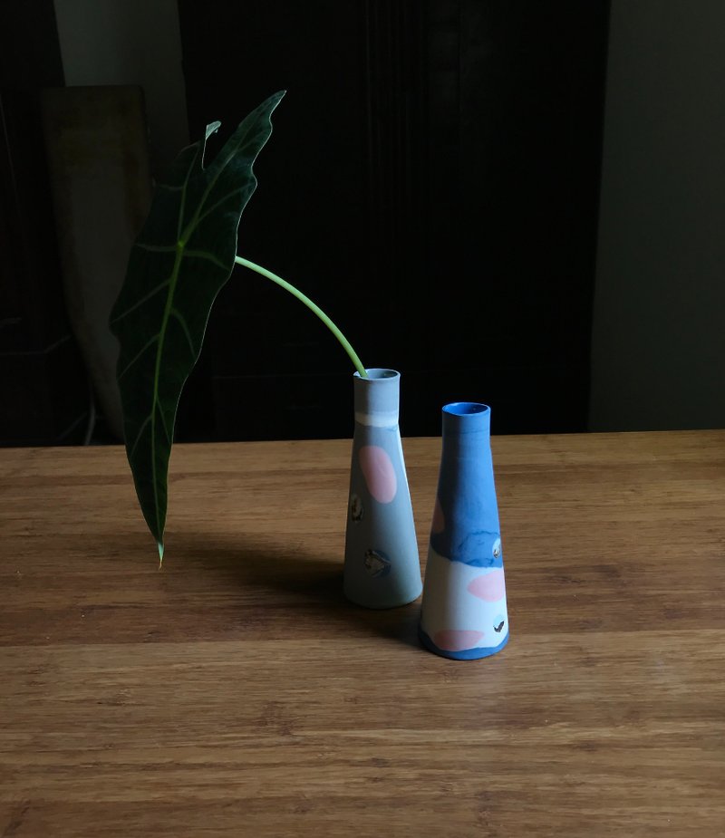 ボトル型ツイストタイヤ成形フラワーデバイス - 花瓶・植木鉢 - 磁器 