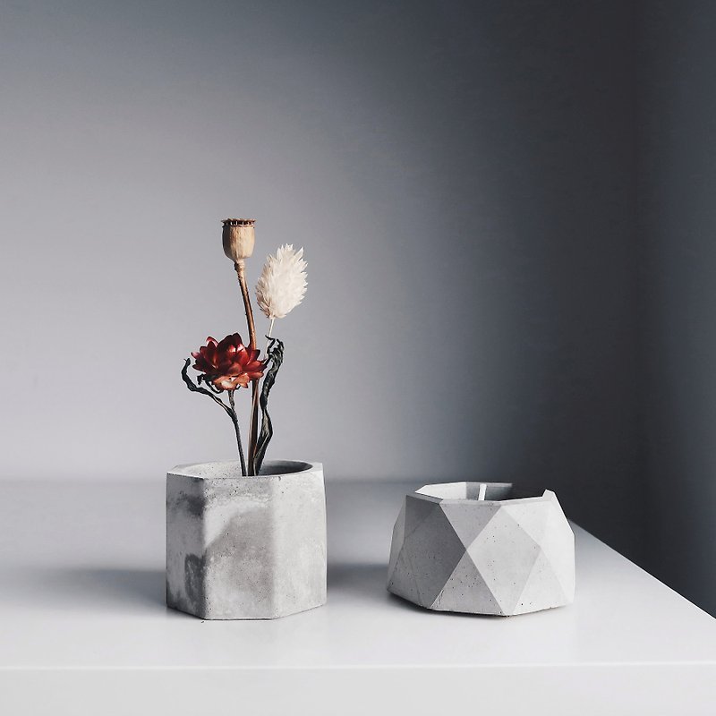 THE CENTENARY Concrete multi-use holder with brass (for Candle,Incense,Plant) - เทียน/เชิงเทียน - ทองแดงทองเหลือง สีเทา
