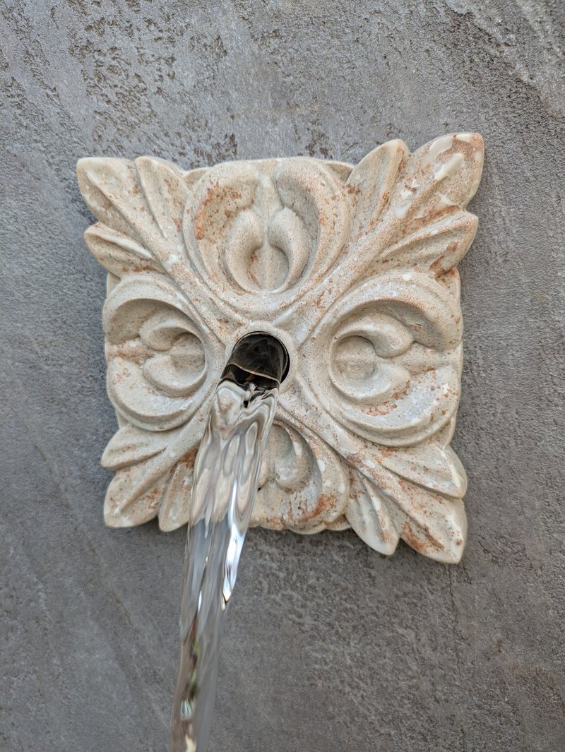 Water spout rosette cast stone 5.5 inch., opening 3/4 inch - 壁貼/牆壁裝飾 - 其他材質 