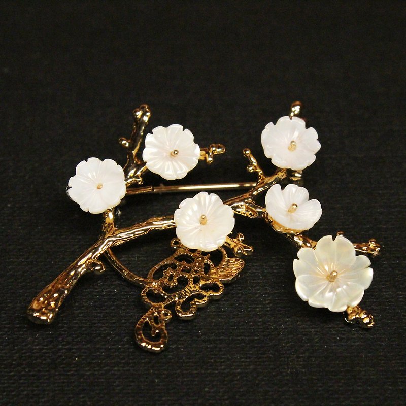 Plum three series of brooches of the mother of pearl flower wax Chinese ancient jewelry handmade jewelry - Brooches - Paper Gold