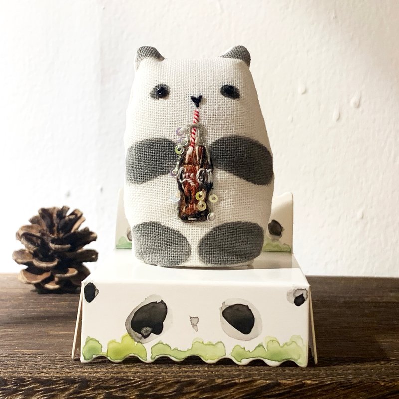 擁抱喜愛的-刺繡小動物: 抱著可樂的熊貓 foodie Panda - 公仔/玩偶 - 棉．麻 白色