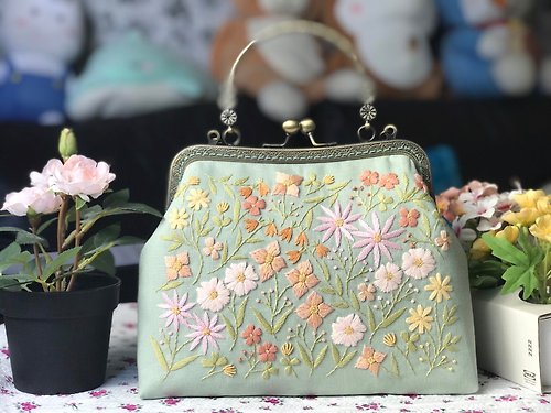 kajonpong Hand-embroidered kisslock bag,hand-embroidered bag
