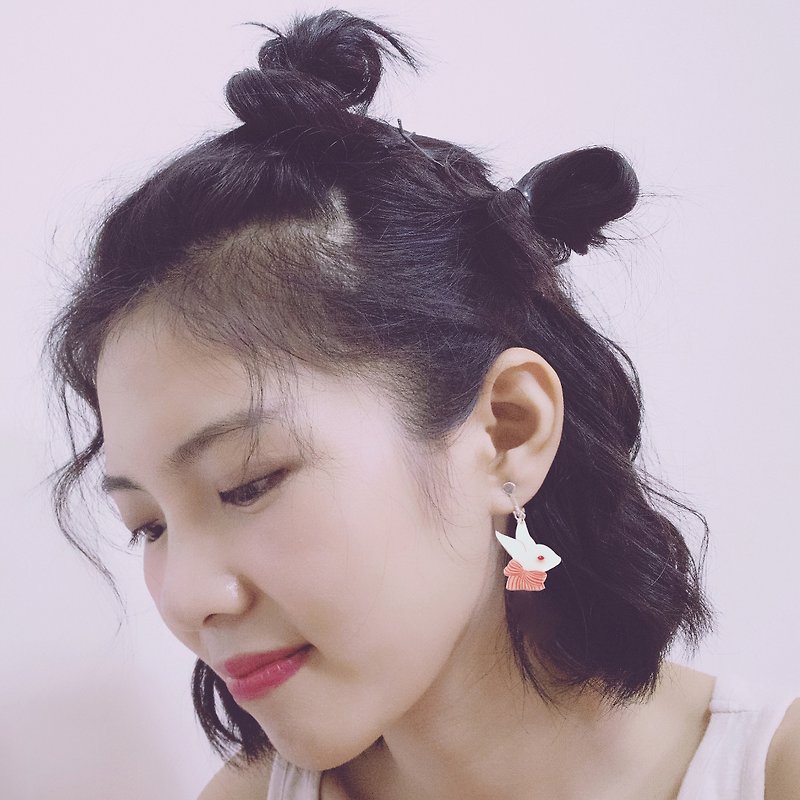 OMO Mo Rabbit Hand-Drawing Earrings Surrounded by Pink Striped Towels Earless Ear Clips - ต่างหู - วัสดุอื่นๆ 