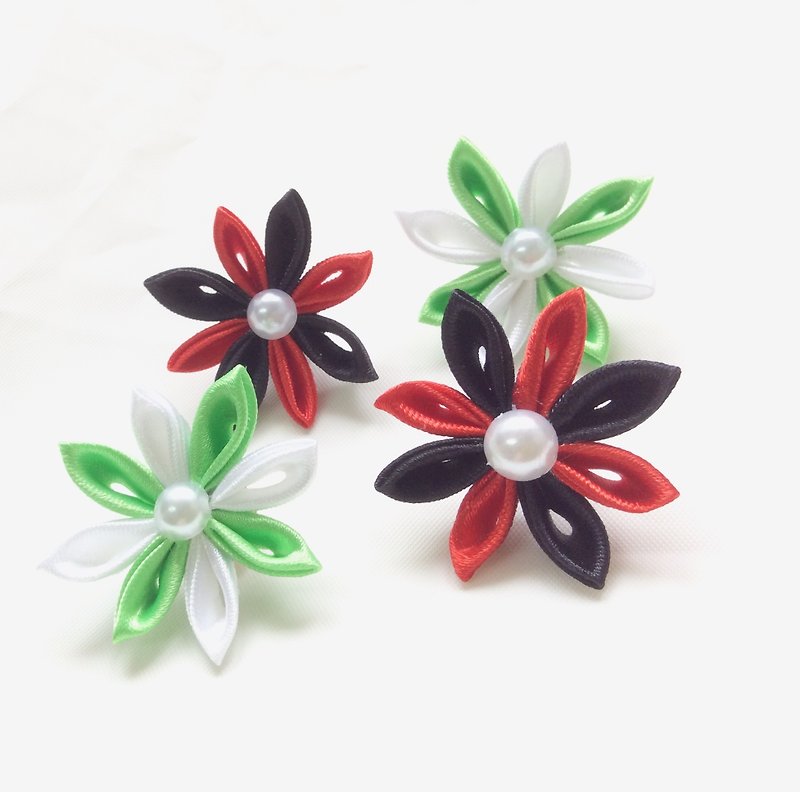 Kanzashi ribbon flower lapel pin (つまみ細工) - เข็มกลัด - ผ้าไหม หลากหลายสี