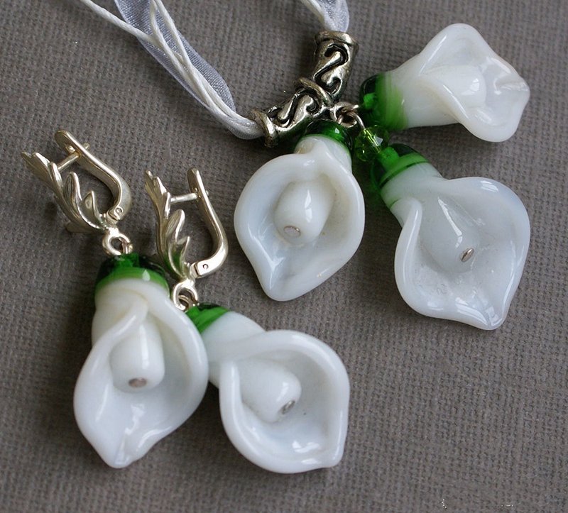 White lampwork floral pendant and earrings, white calla flower glass jewelry set - Other - Glass White