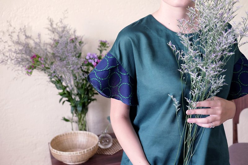 Round neck stitching petal sleeve blouse / green tambourine - Women's Tops - Cotton & Hemp Multicolor