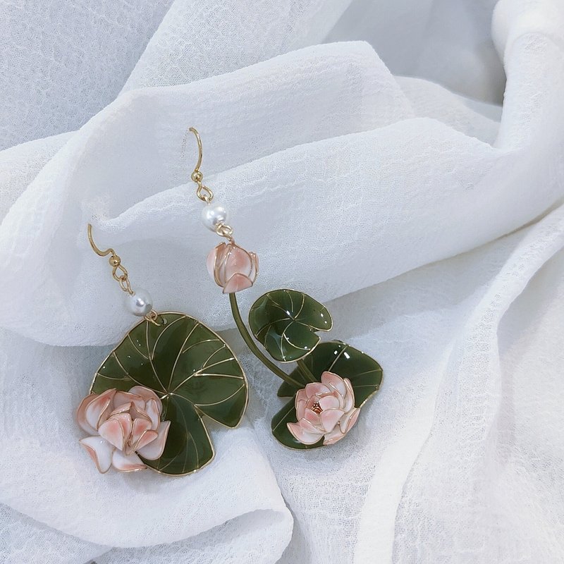 Lotus-mismatched earrings - Earrings & Clip-ons - Resin Pink