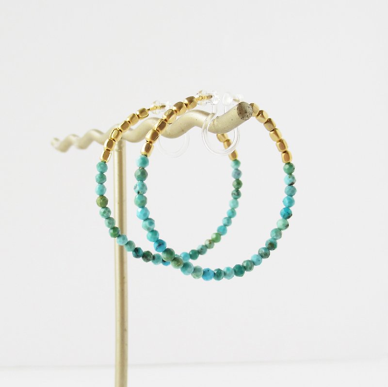 Turquoise and metal beads, hoop earrings 夾式耳環 - Earrings & Clip-ons - Stone Green